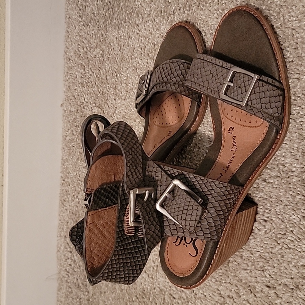 Söfft womens sandals size 6